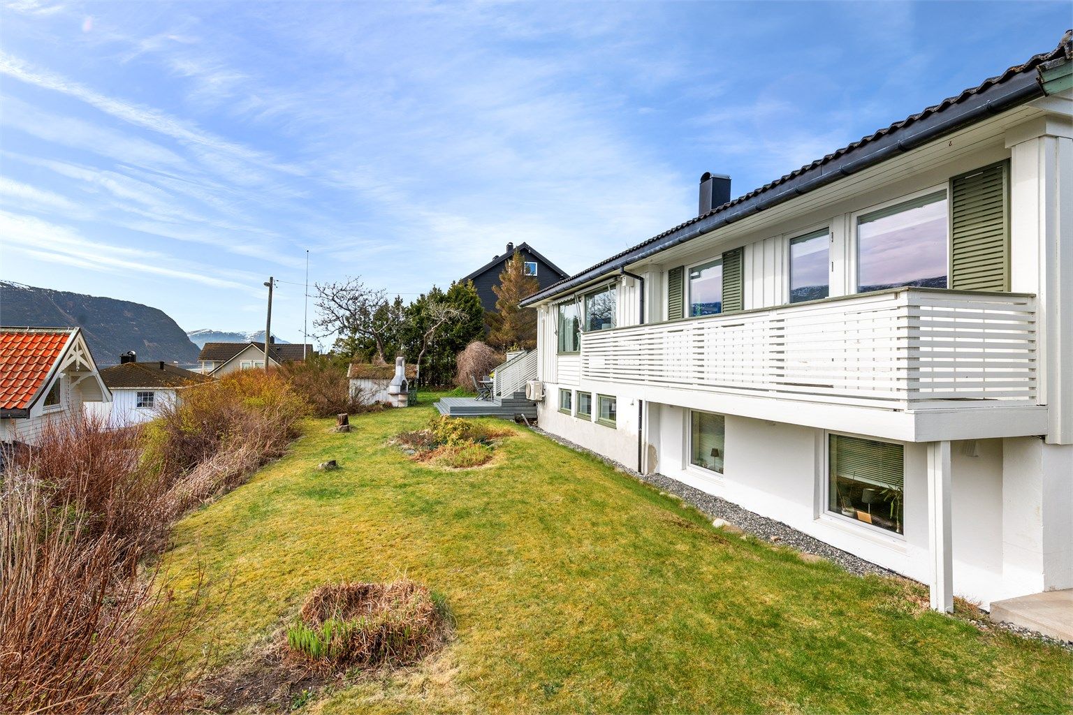 Hagen er vendt mot fjorden og er et flott sted for lek og rekreasjon.