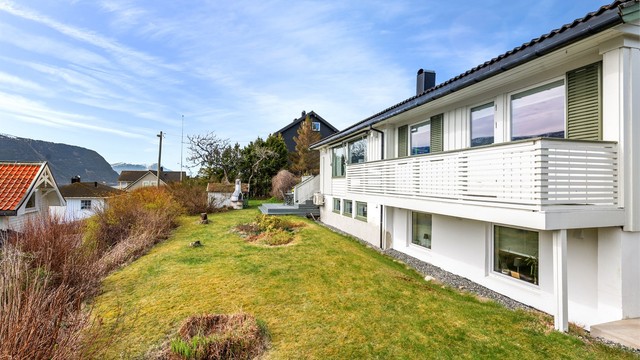 Hagen er vendt mot fjorden og er et flott sted for lek og rekreasjon.