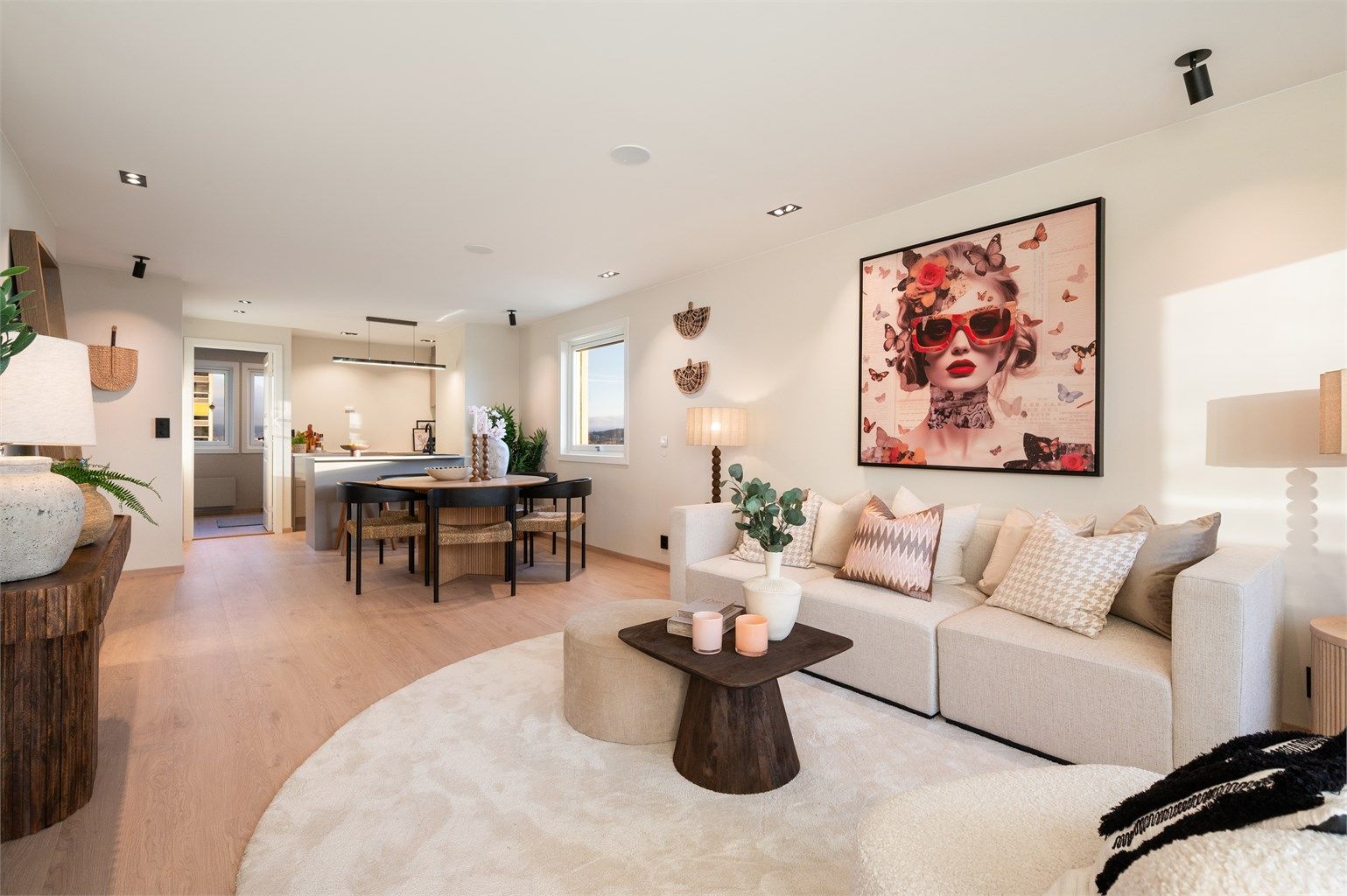 Boligen har en meget god planløsning. Stuen er av god størrelse med plass til sofa, tilhørende salongbord og TV-seksjon.