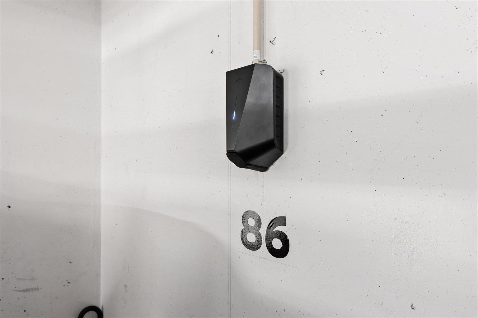 Boligen har 1 parkeringsplass i felles garasjeanlegg. Denne er merket 86 og er tinglyst som tilleggsdel til boligen. Det er montert lader for elbil på parkeringsplassen.