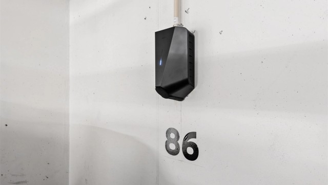 Boligen har 1 parkeringsplass i felles garasjeanlegg. Denne er merket 86 og er tinglyst som tilleggsdel til boligen. Det er montert lader for elbil på parkeringsplassen.
