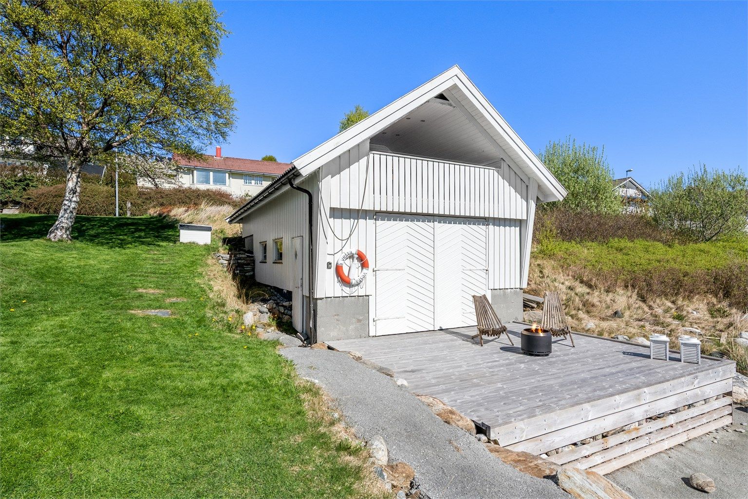 Separat naust fra 2003 med treterrasse foran kan kjøpes i tillegg - kfr. megler