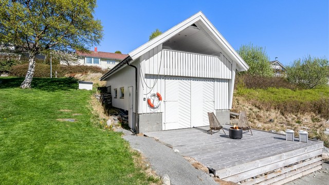 Separat naust fra 2003 med treterrasse foran kan kjøpes i tillegg - kfr. megler