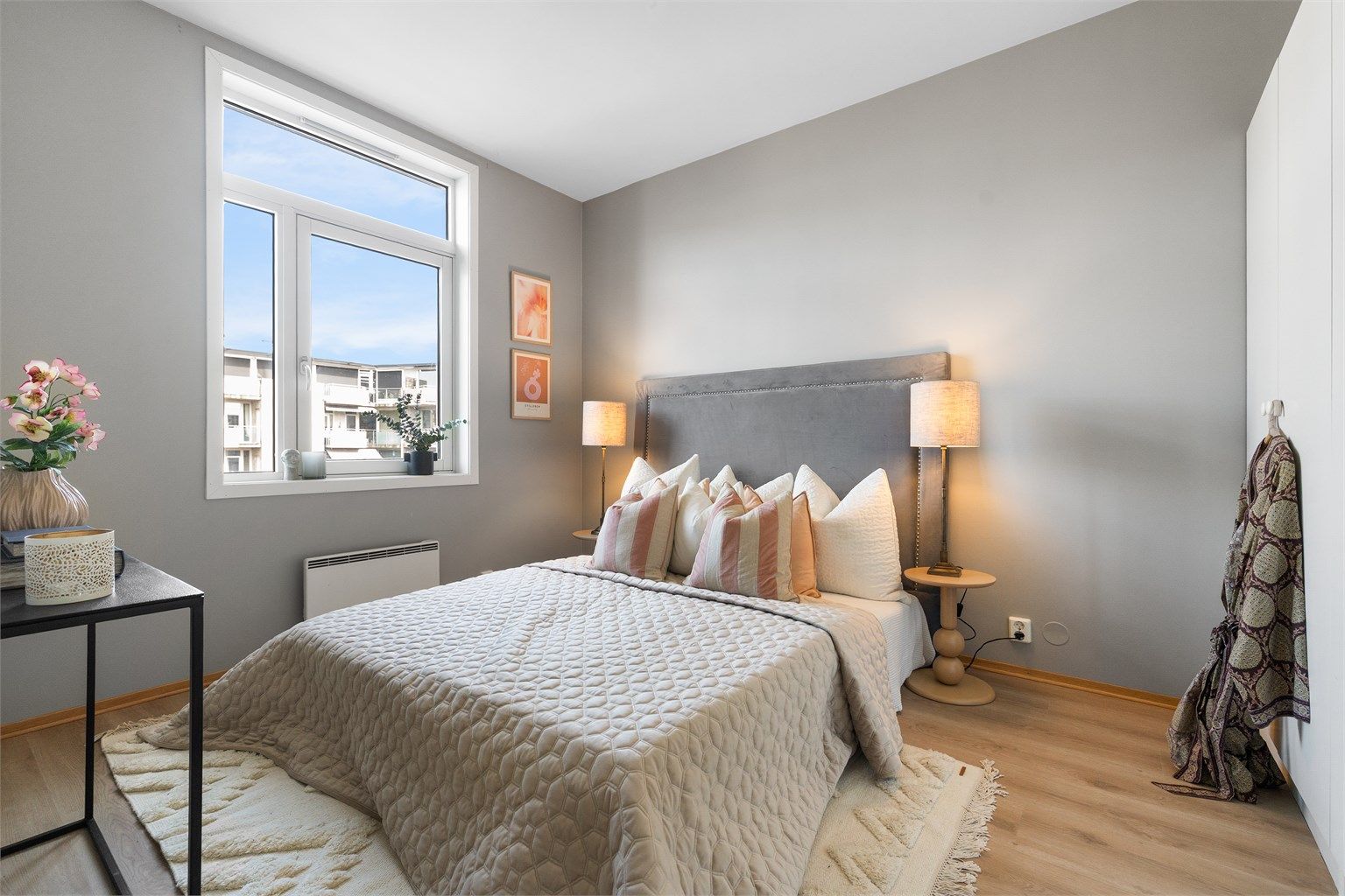 Hovedsoverommet har god plass til dobbeltseng og garderobeløsning.