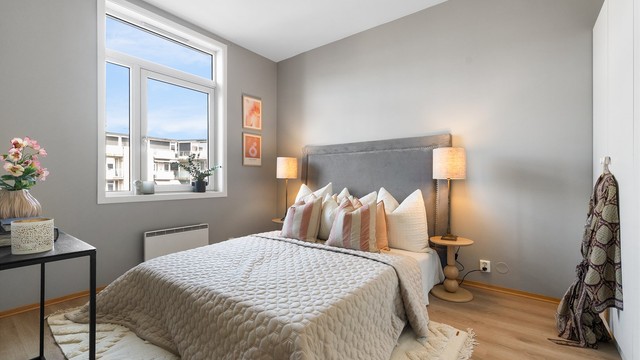 Hovedsoverommet har god plass til dobbeltseng og garderobeløsning.