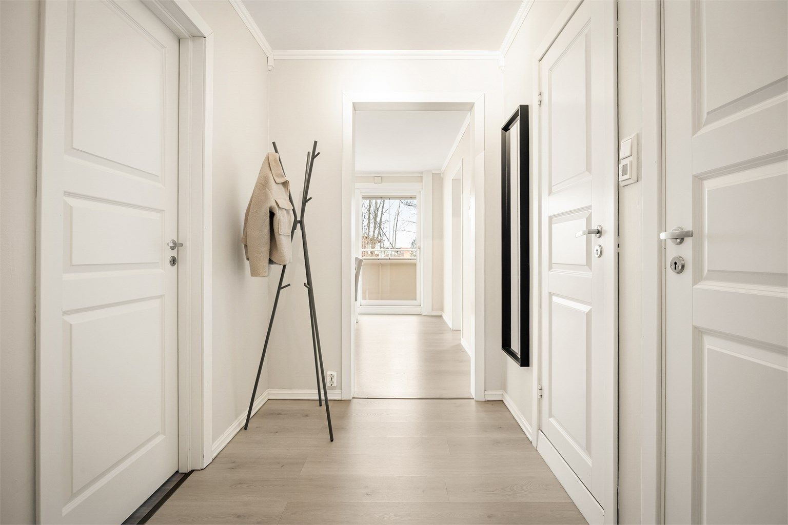 Gangen har, i likhet med stue og soverom, laminatgulv og malte overflater fra 2019-2020.