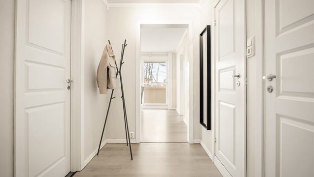 Gangen har, i likhet med stue og soverom, laminatgulv og malte overflater fra 2019-2020.