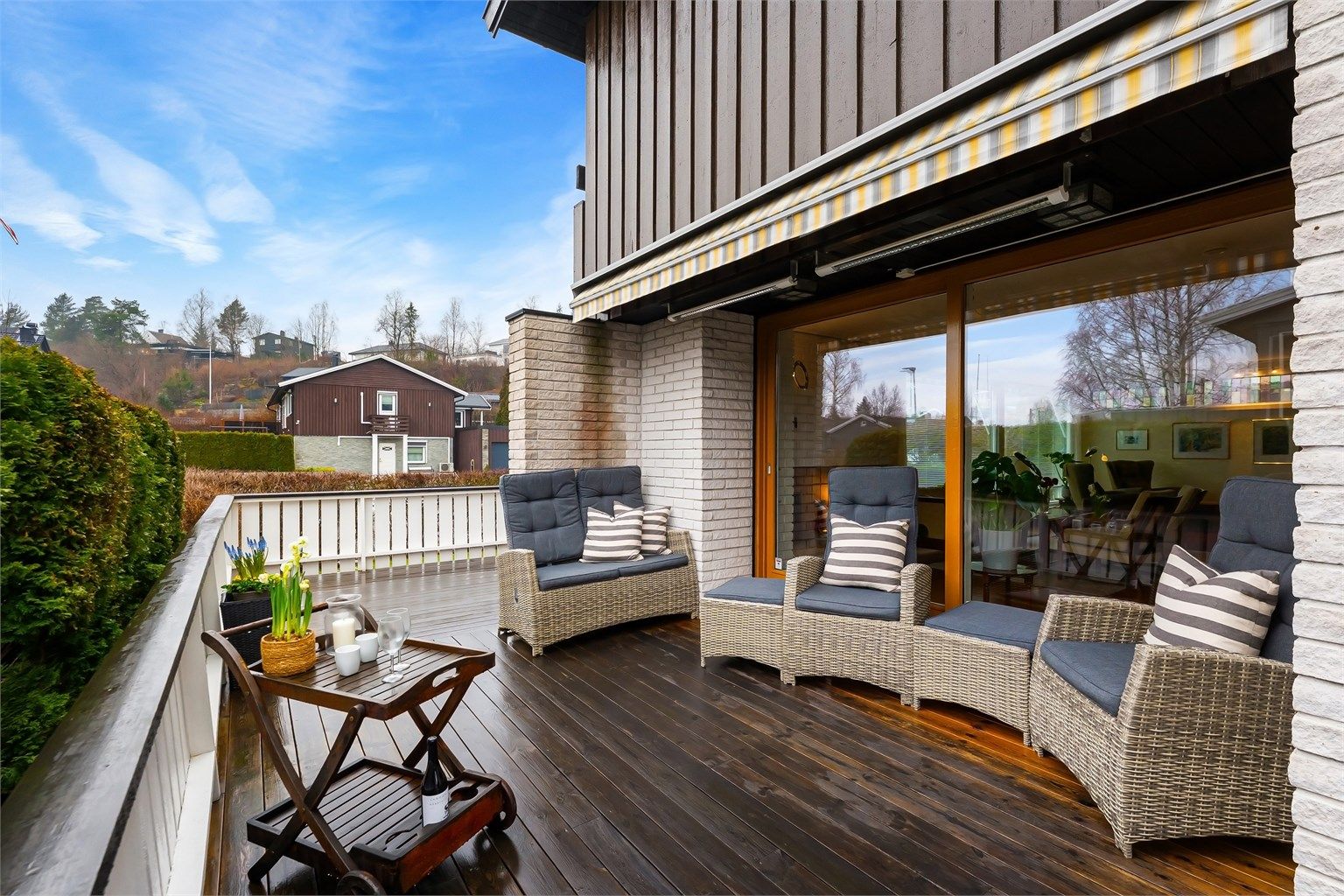 En skjermet og privat uteplass med god plass til en loungegruppe.