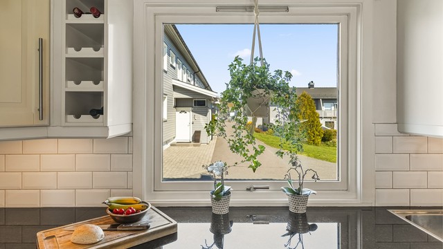 Fra kjøkkenvinduet har man oversikt over inngangspartiet.