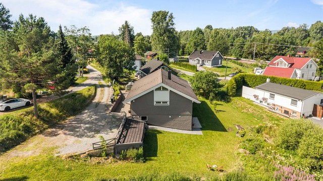 Gode parkeringsmuligheter på egen gårdsplass med fastmontert EL bil lader som medfølger handelen.