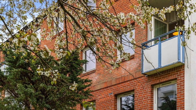 Balkong med rekkverk av stålprofiler og fasadeplater.