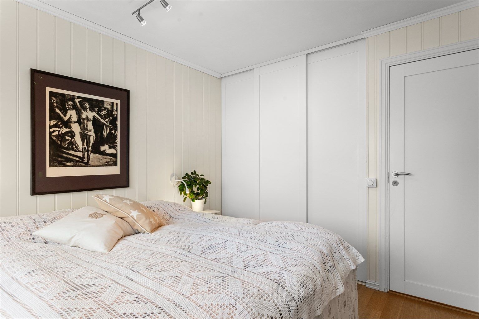 En stor innebygget skyvedørsgarderobe gir rikelig med oppbevaringsplass på hovedsoverommet.