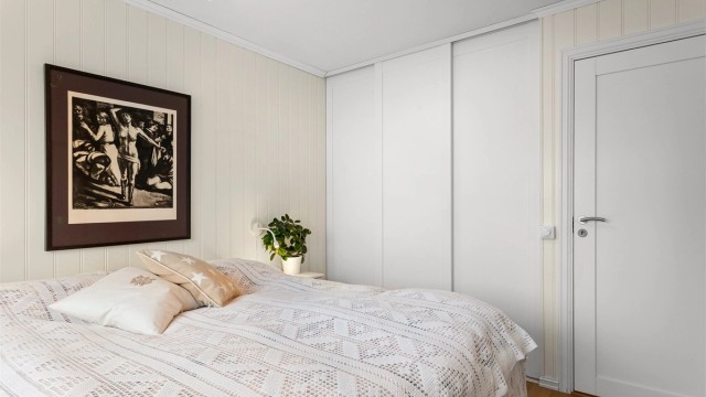 En stor innebygget skyvedørsgarderobe gir rikelig med oppbevaringsplass på hovedsoverommet.