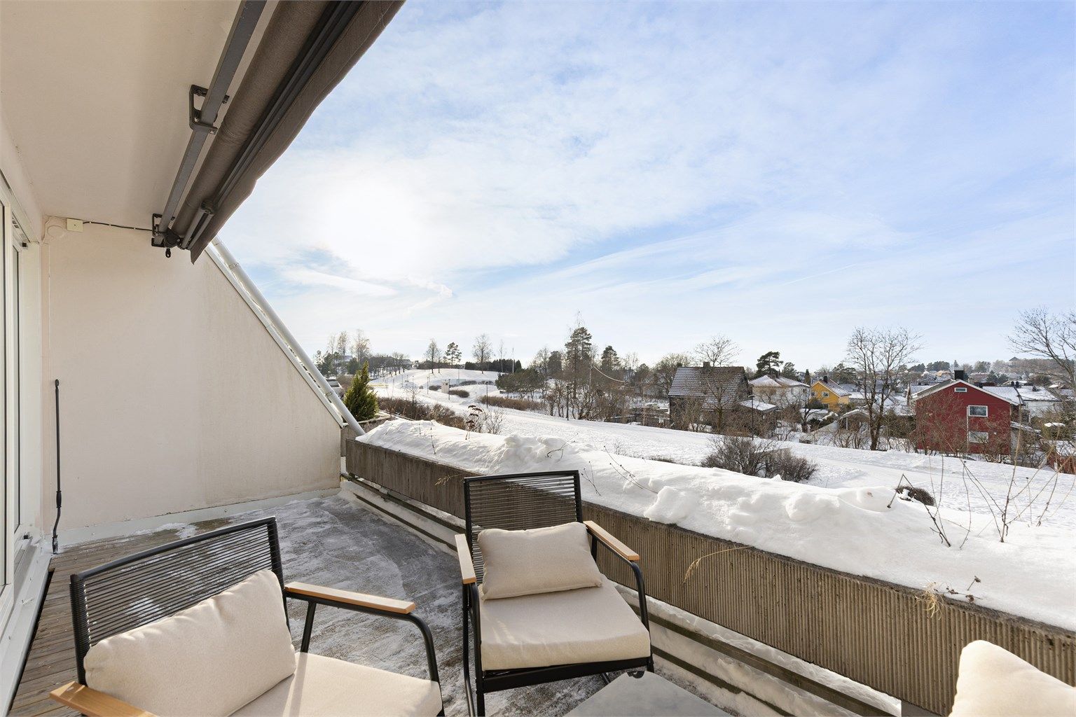 Stor terrasse på 11 kvm. Terrassen ble rehabilitert med blant annet ny membran og gulv i 2018, i tillegg er markisen skiftet de senere år. Begge arbeider ble gjort i regi av sameiet