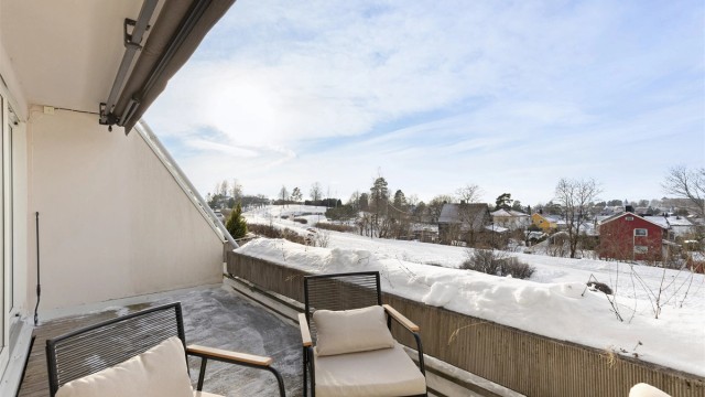 Stor terrasse på 11 kvm. Terrassen ble rehabilitert med blant annet ny membran og gulv i 2018, i tillegg er markisen skiftet de senere år. Begge arbeider ble gjort i regi av sameiet