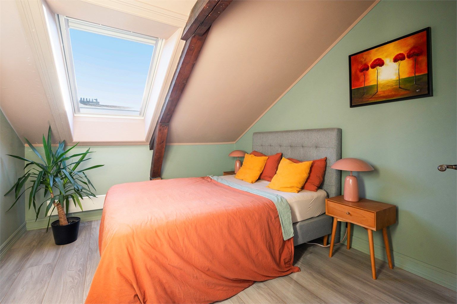 Rommet har rikelig med naturlig belysning fra takvinduet.