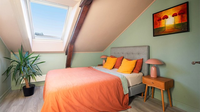 Rommet har rikelig med naturlig belysning fra takvinduet.