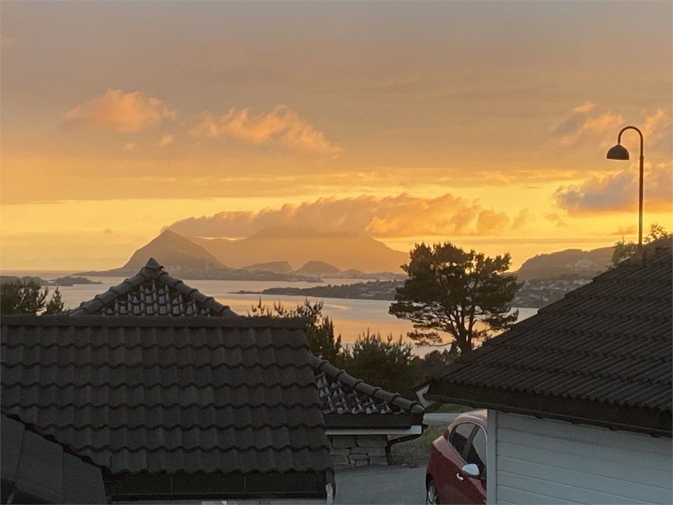 Området byr på flotte naturopplevelser - her nydelig solnedgang i vest