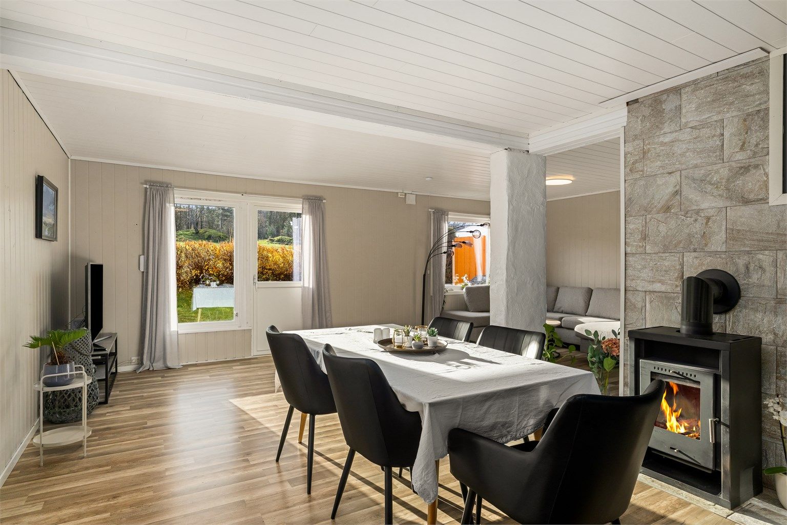 God og romslig stue med flere soner