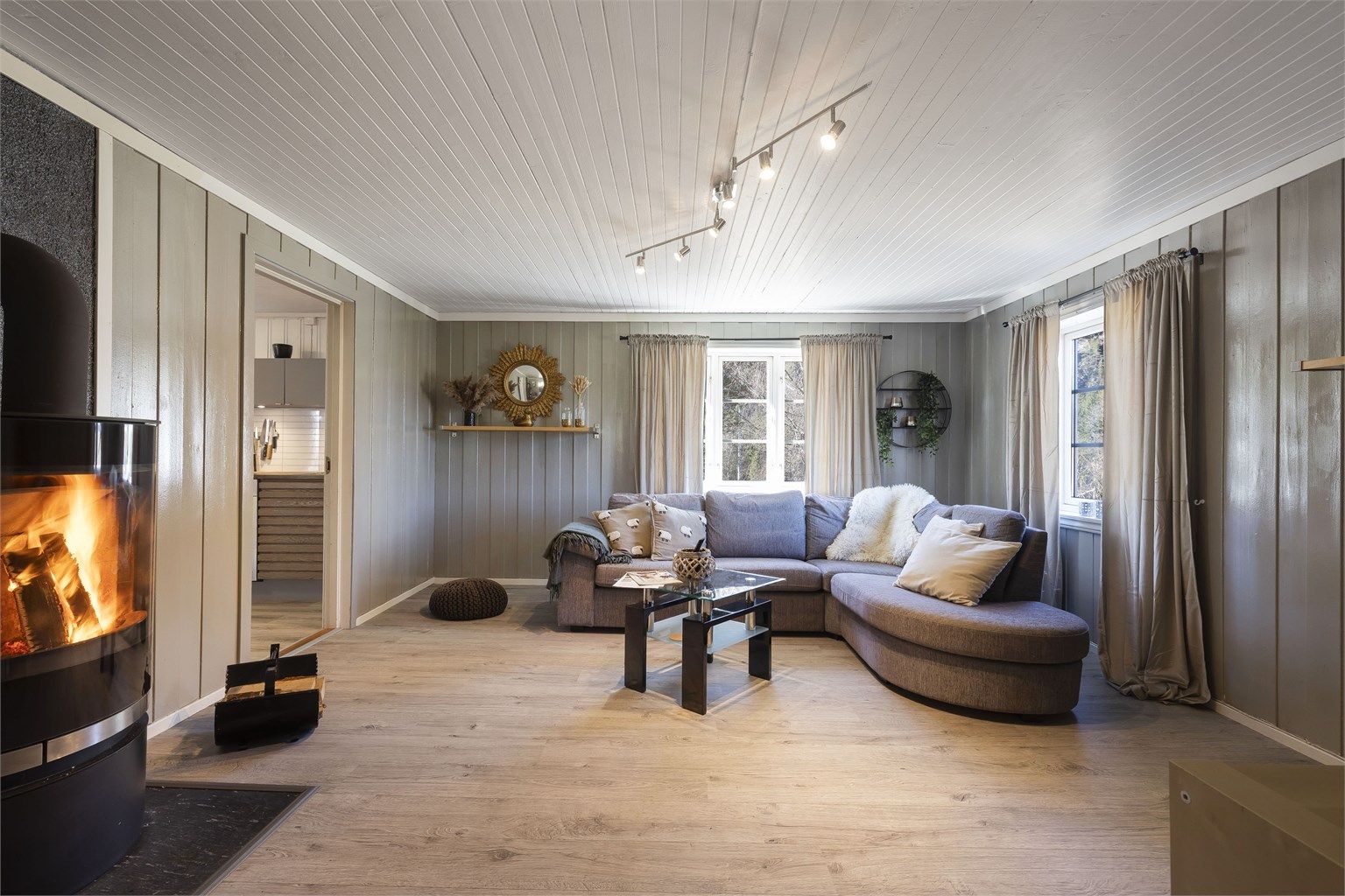 Innbydende og romslig stue. Godt med naturlig belysning og flott peis.