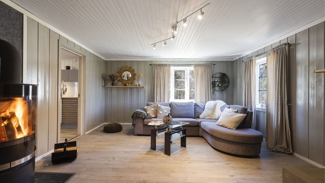 Innbydende og romslig stue. Godt med naturlig belysning og flott peis.