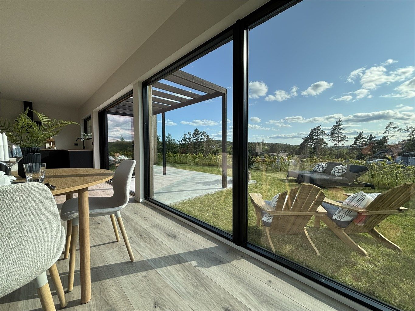 Store vindusflater gir rommet en luftig og lys atmosfære.