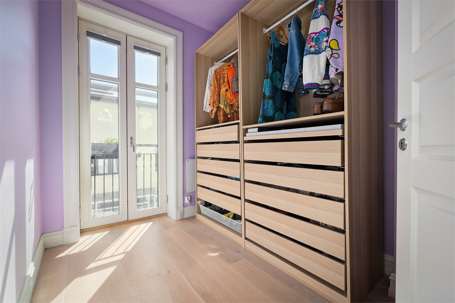 Soverom 2 - Blitt brukt til "Walk-in" men passer fint som barnerom, gjesterom eller kontor. Fransk balkong. 