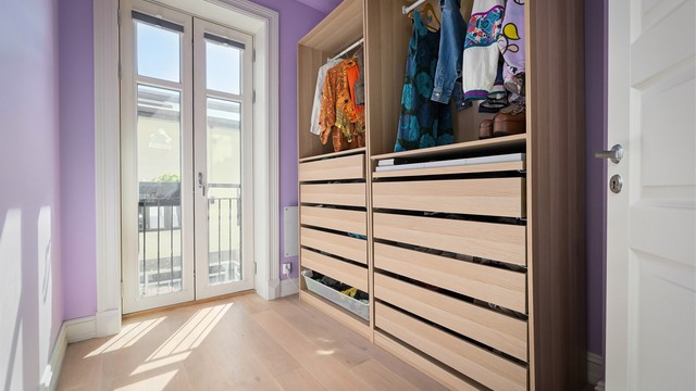 Soverom 2 - Blitt brukt til "Walk-in" men passer fint som barnerom, gjesterom eller kontor. Fransk balkong.