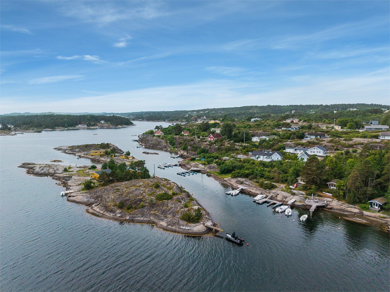 Eiendommen ligger usjenert og naturskjønt til med nærhet til sjøen