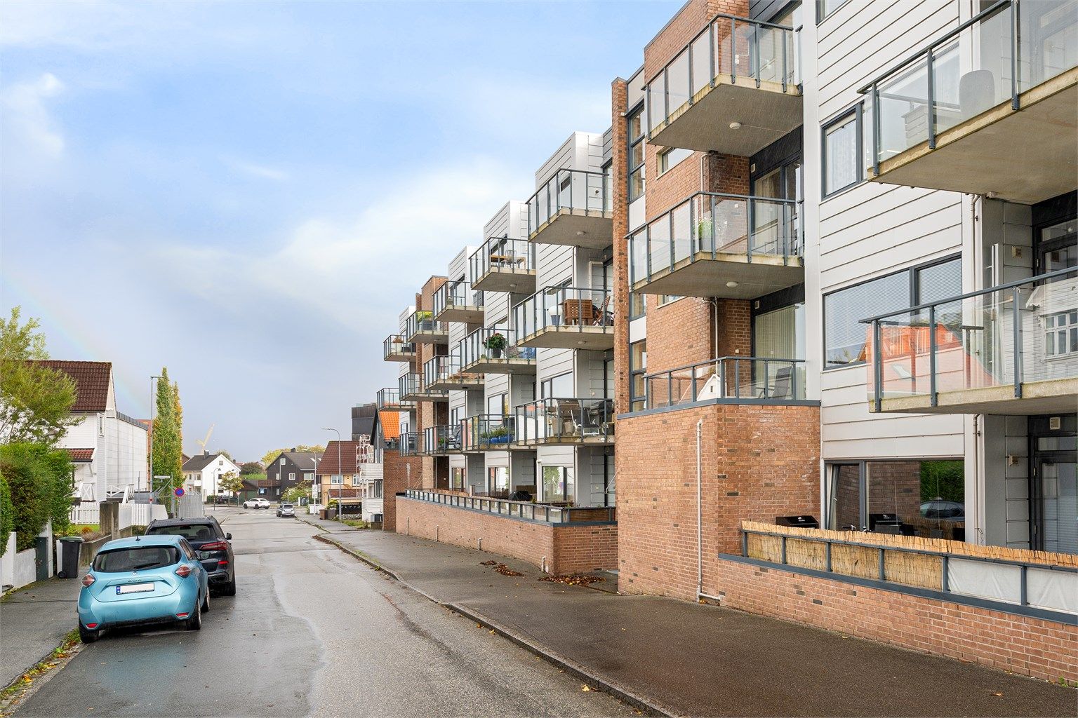 Parkeringsplass i lukket anlegg med el-bil lader. 