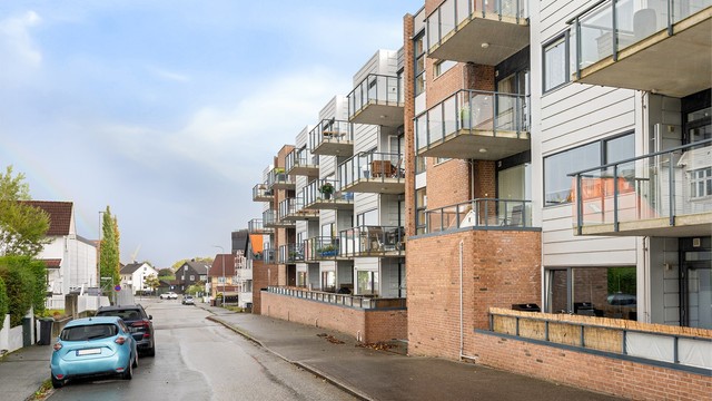 Parkeringsplass i lukket anlegg med el-bil lader.