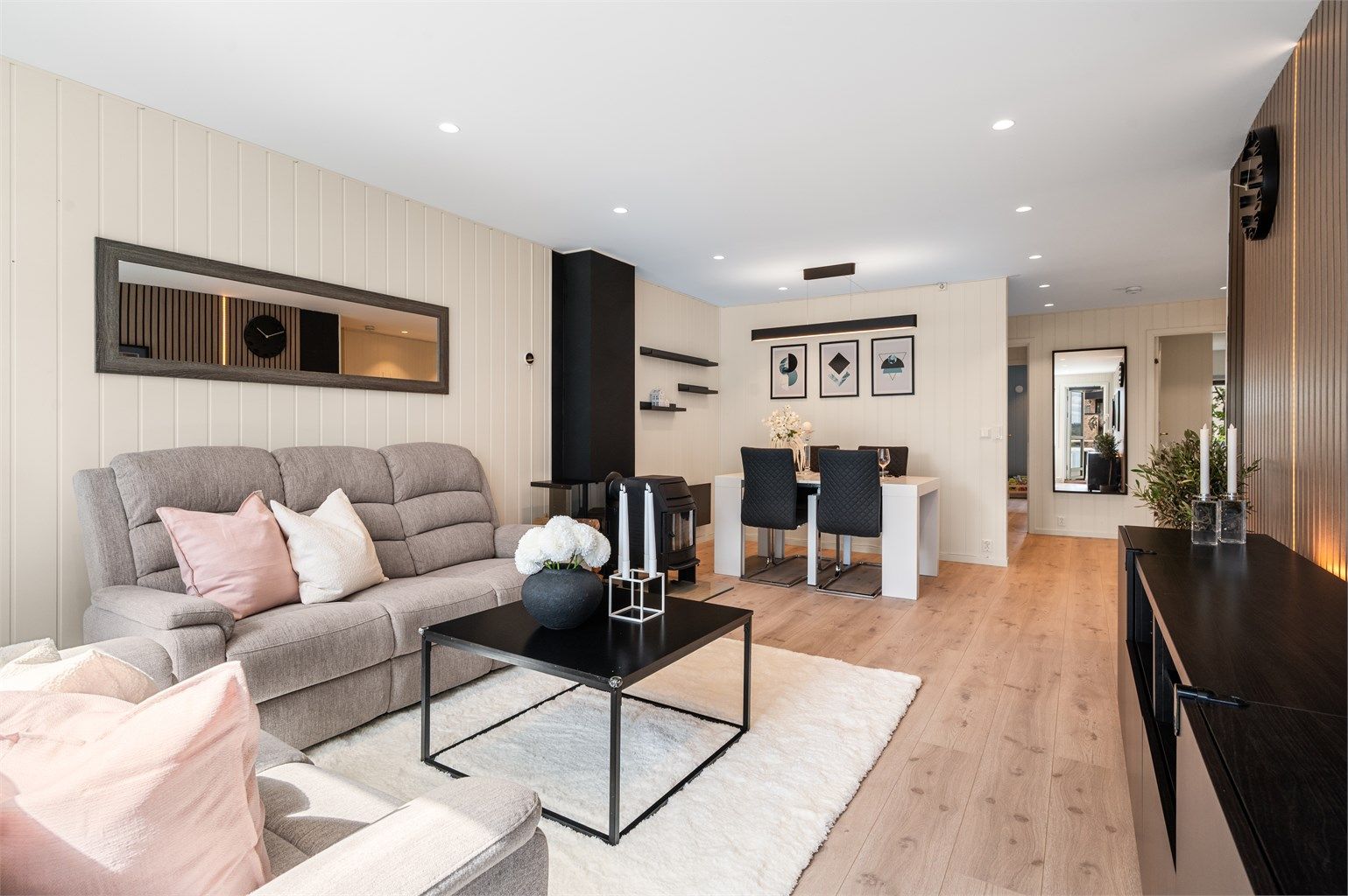 Boligen har en meget god planløsning. Stuen er av god størrelse med plass til sofa, tilhørende salongbord og TV-seksjon.