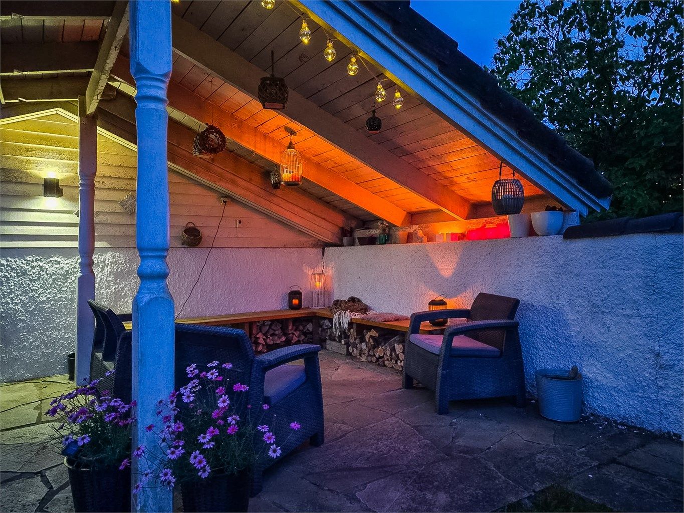 Den overbygde uteplassen er perfekt for sene sommerkvelder.