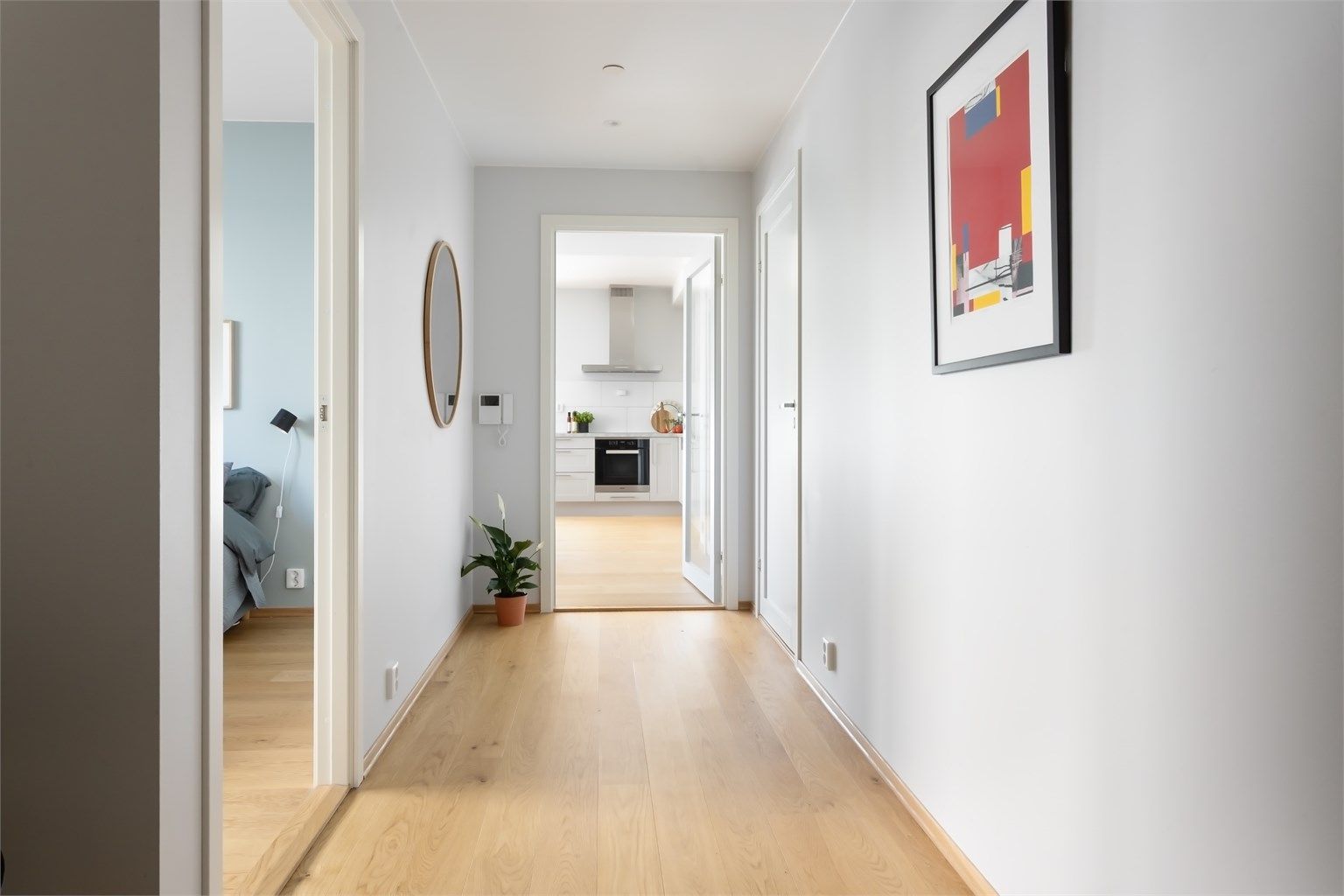 Fra entré har man tilgang til soverom, bad og kjøkken/stue.