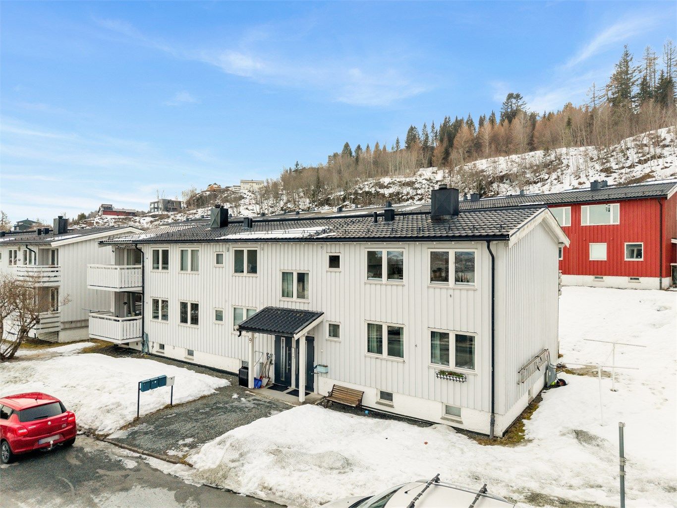 Leiligheten ligger sentralt og rolig til uten gjennomgangstrafikk, og har skjermet felles hagedel som grenser til bymarka og et hav av turstier. Området har gode kollektivmuligheter og gåavstand til sentrum.