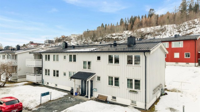 Leiligheten ligger sentralt og rolig til uten gjennomgangstrafikk, og har skjermet felles hagedel som grenser til bymarka og et hav av turstier. Området har gode kollektivmuligheter og gåavstand til sentrum.