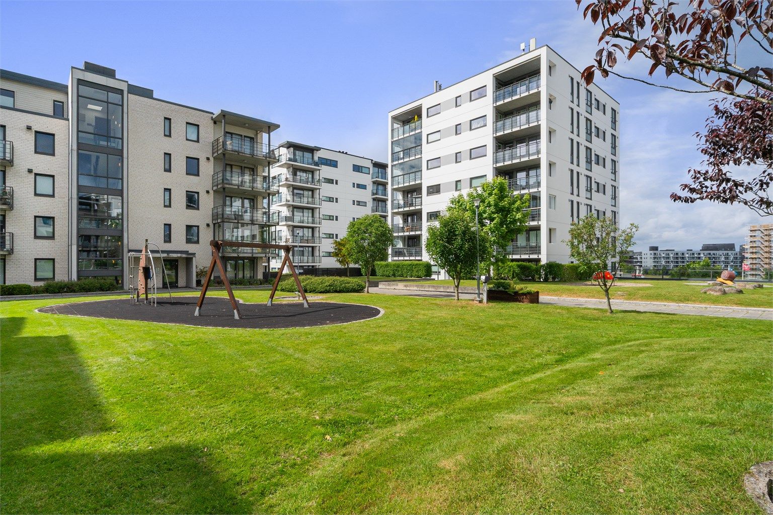 Leiligheten ligger i 8.etg av bygget og har fast parkeringsplass i lukket garasjeanlegg. Fine grøntområder rundt blokken. 