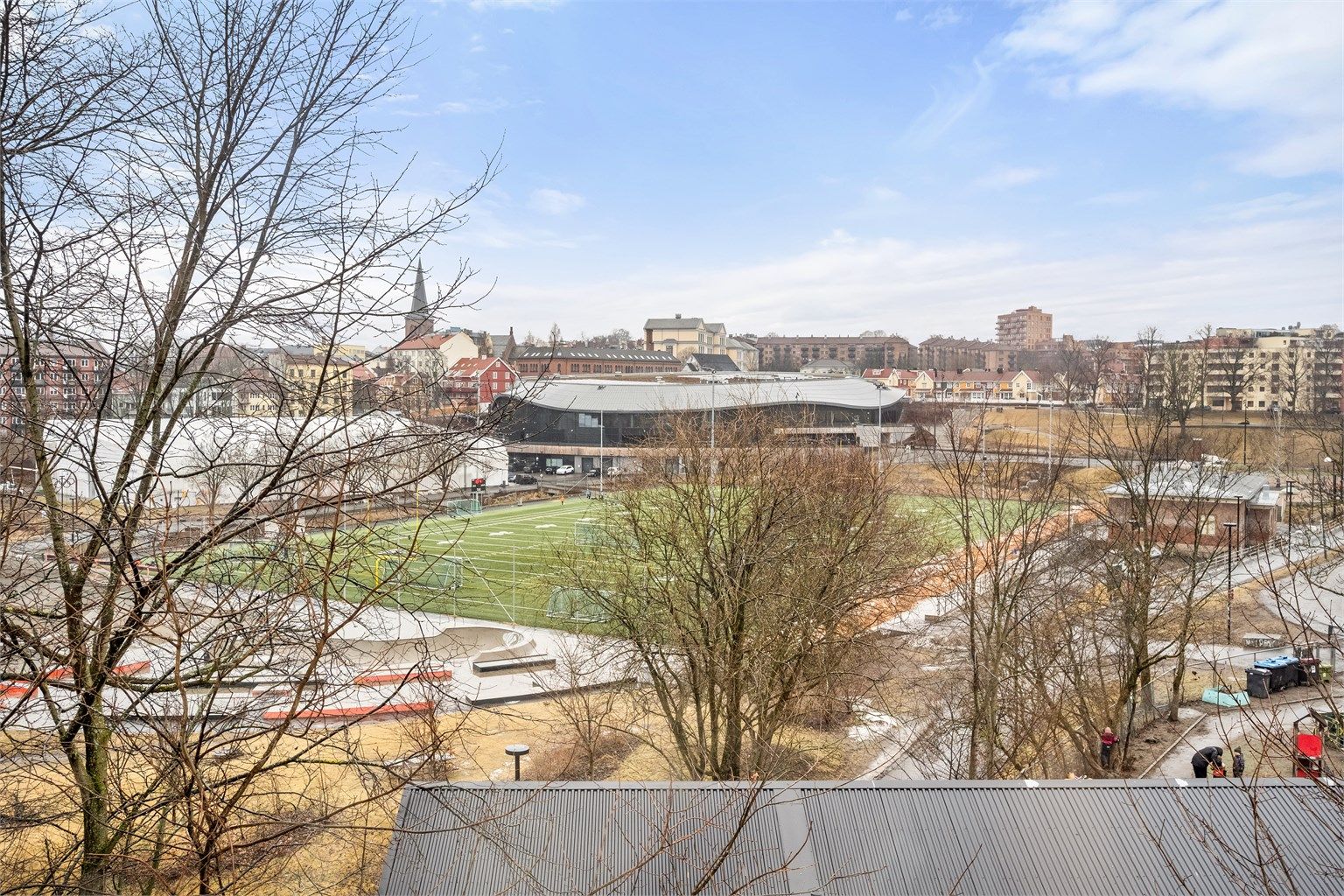 Hyggelig utsikt mot nærområdet fra vindu.