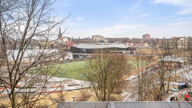 Hyggelig utsikt mot nærområdet fra vindu.