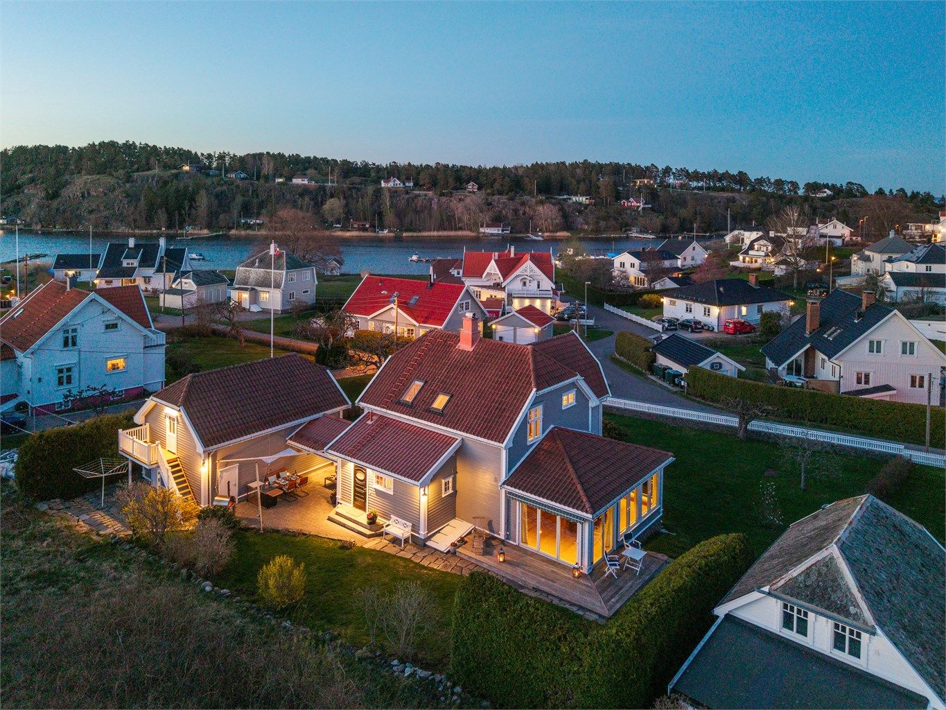 Beliggenheten på Nesbryggen gir nærhet til sjøen og flotte turområder.
