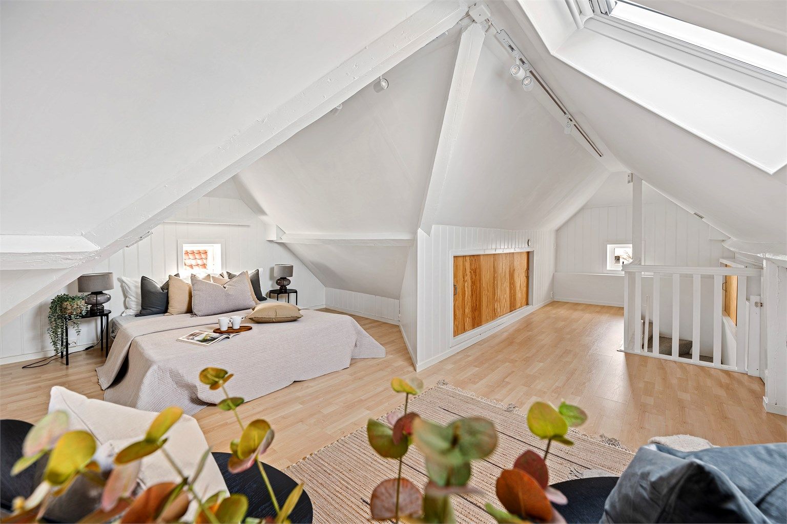 Loftsetasjen har et totalt gulvareal (GUA) på 22 kvm, men grunnet skråtak/lav takhøyde er kun 17 kvm av arealet måleverdig som bruksareal. 