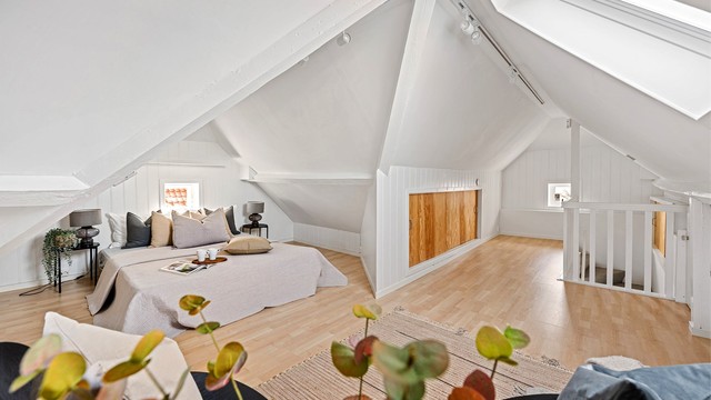 Loftsetasjen har et totalt gulvareal (GUA) på 22 kvm, men grunnet skråtak/lav takhøyde er kun 17 kvm av arealet måleverdig som bruksareal.