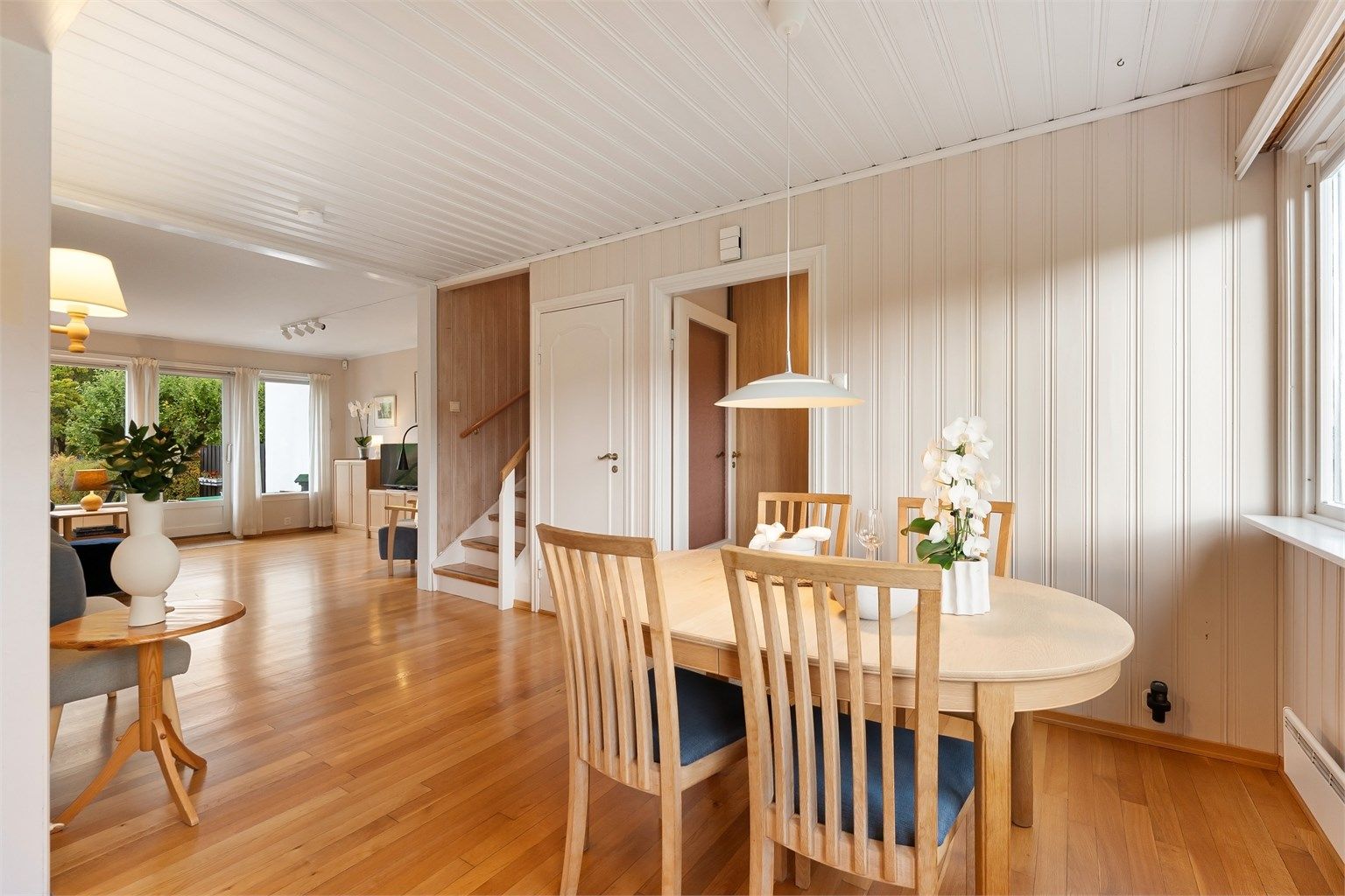 Fra spiseplassen er det enkel adkomst til kjøkken, entré og trapp opp til andre etasje.