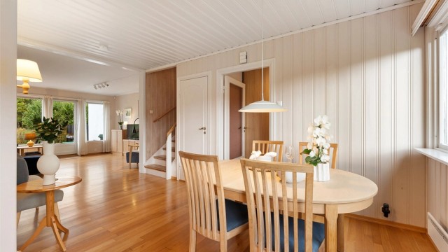 Fra spiseplassen er det enkel adkomst til kjøkken, entré og trapp opp til andre etasje.