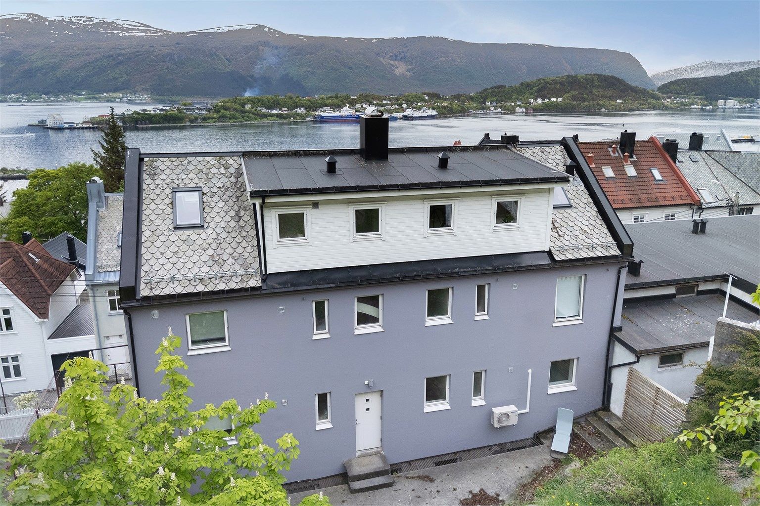 I 2010/2011 ble det utført et takoppløft for å etablere leiligheten i toppetasjen. Yttervegger i hovedsak av tegl-/murverk med utvendige fasader av murpuss, liggende trekledning på takoppløftet