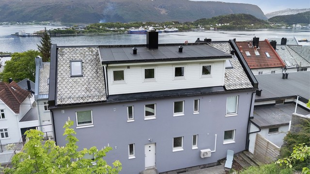 I 2010/2011 ble det utført et takoppløft for å etablere leiligheten i toppetasjen. Yttervegger i hovedsak av tegl-/murverk med utvendige fasader av murpuss, liggende trekledning på takoppløftet