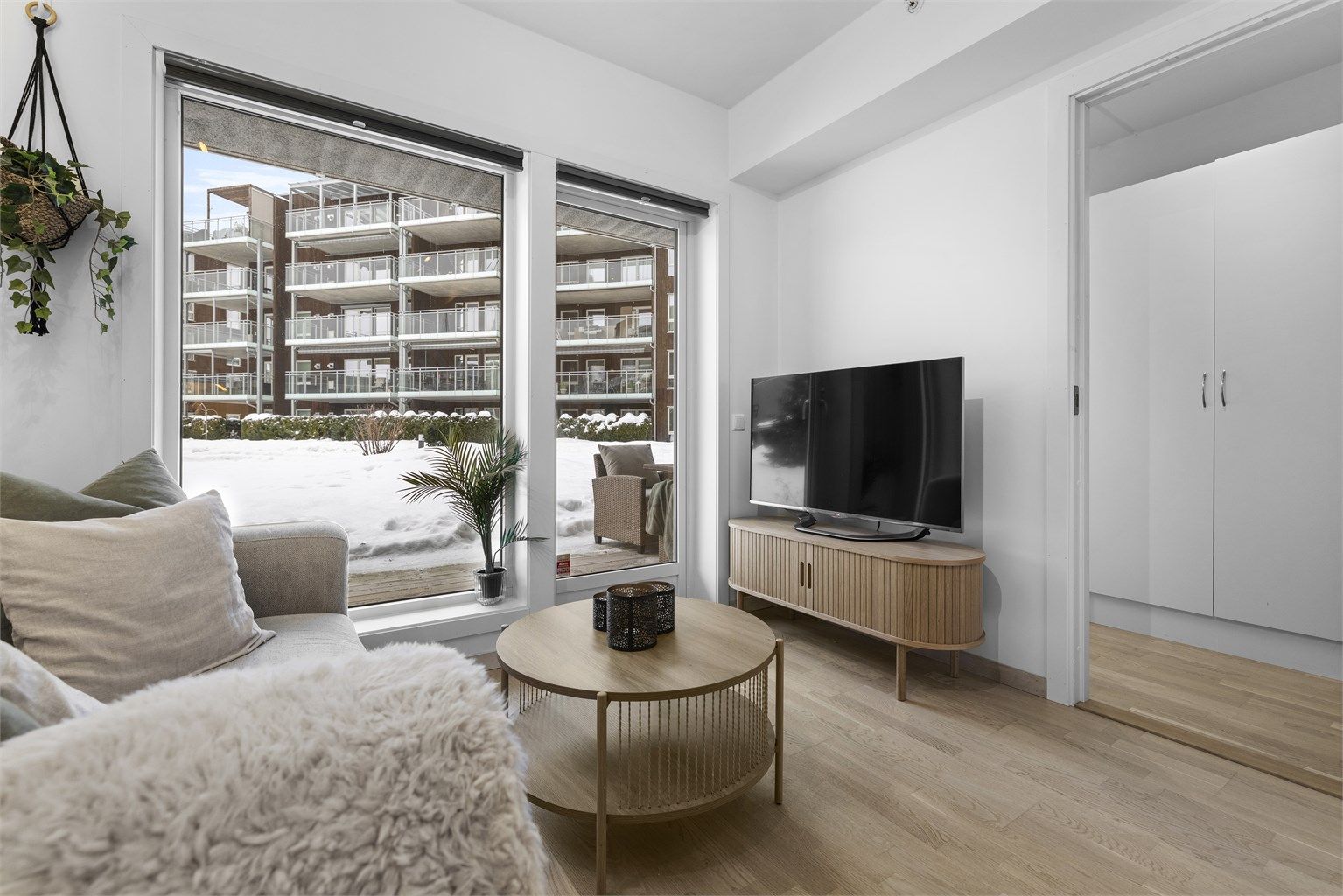 Leiligheten har god lagringsplass med både innvendig og ekstern bod.