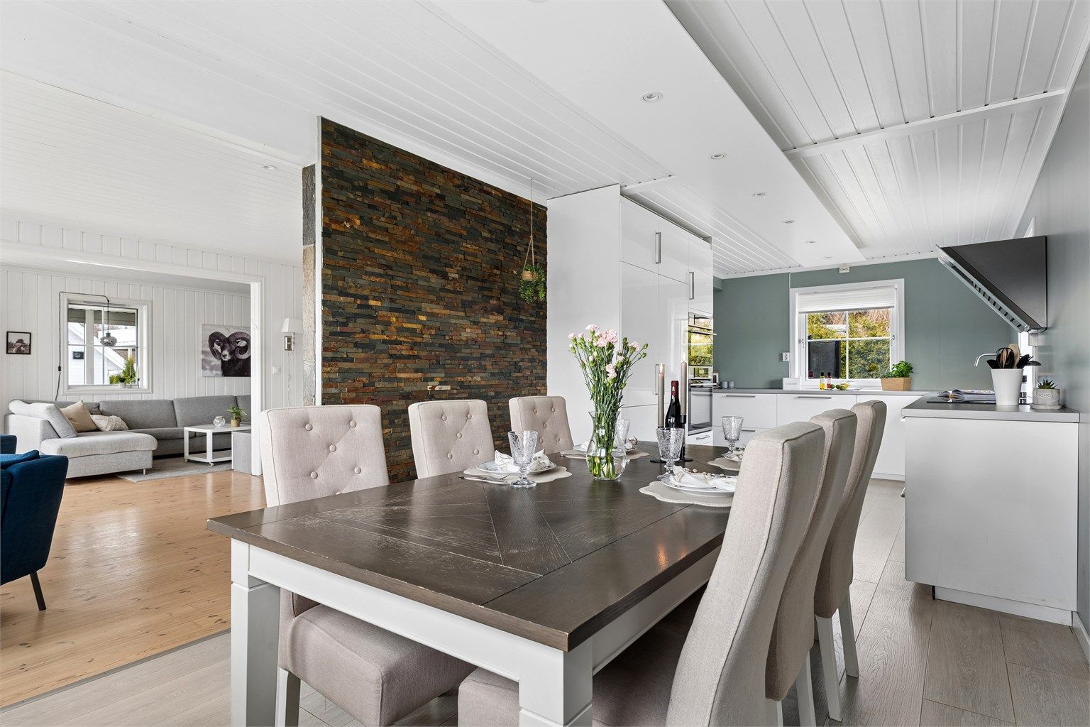 Kjøkkenet ligger i åpen løsning til spisestuen/stuen.