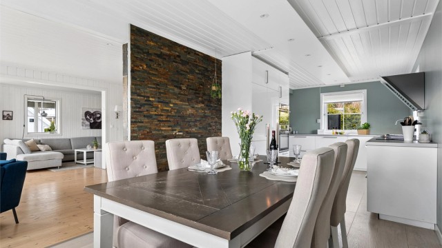 Kjøkkenet ligger i åpen løsning til spisestuen/stuen.