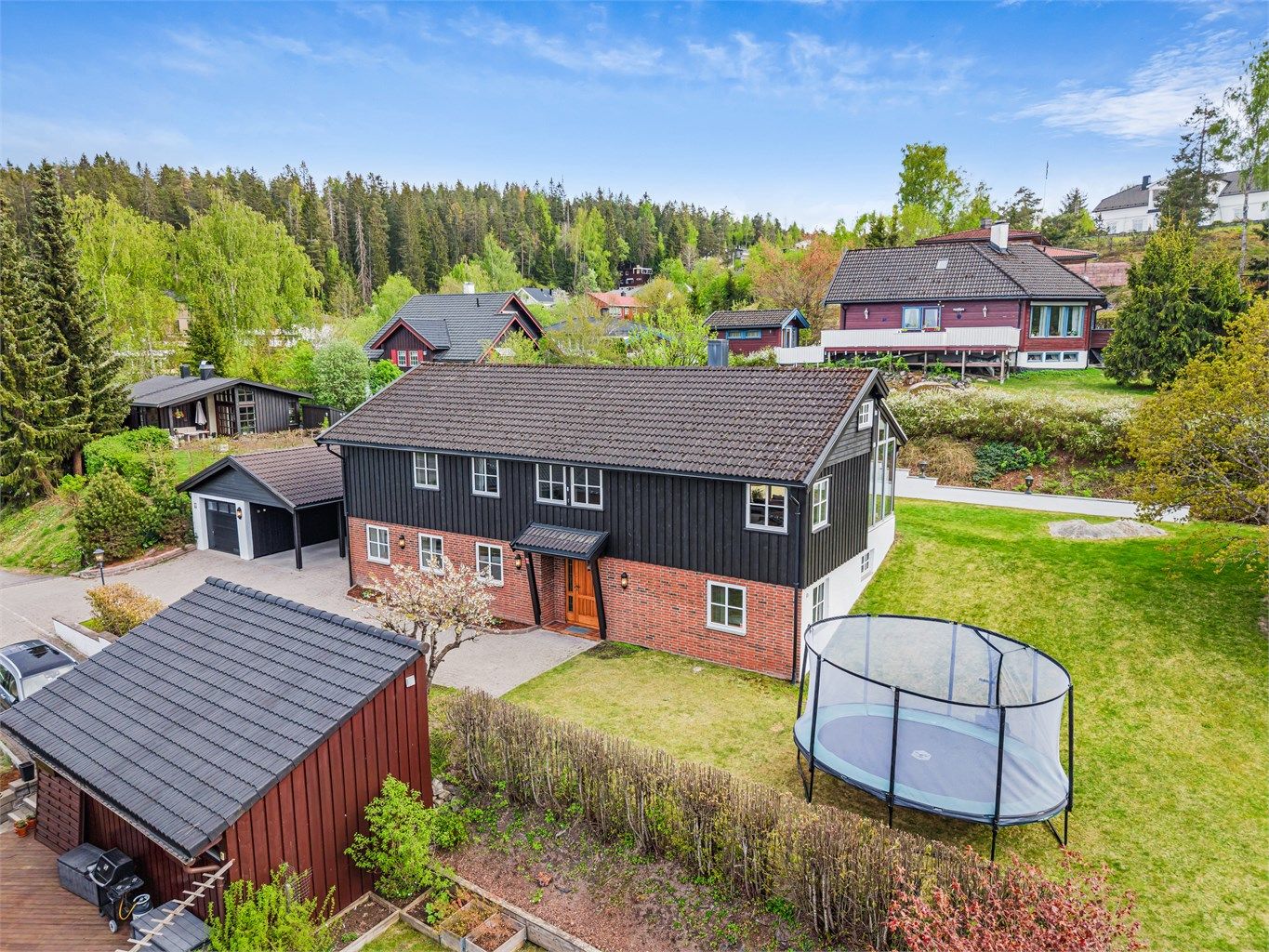 En betydelig påkostet enebolig med blant annet to nylig oppgraderte bad og nytt kjøkken.